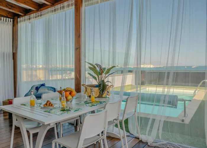 Oasis Beachfront By Holidays Vila