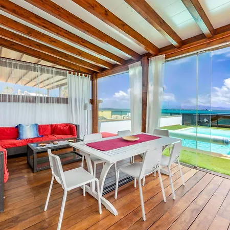 Oasis Beachfront By Holidays *